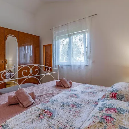 3 Bedroom Lovely Home In Sisan Sisan