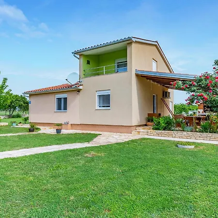 3 Bedroom Lovely Home In Sisan *
