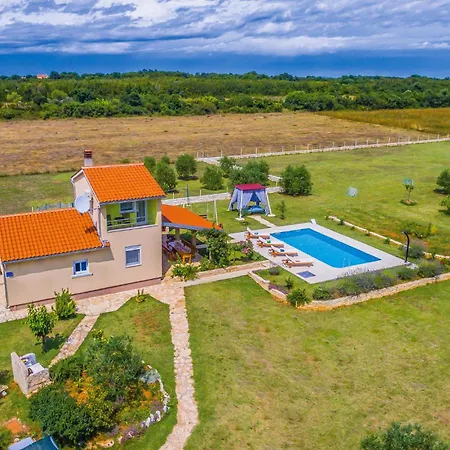 3 Bedroom Lovely Home In Sisan Holiday home *