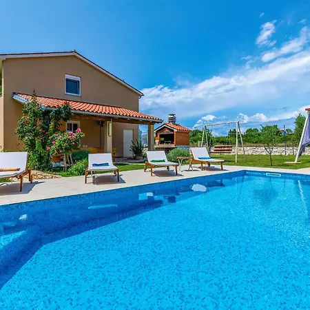 3 Bedroom Lovely Home In Sisan Holiday home Sisan