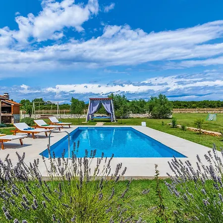 Holiday home 3 Bedroom Lovely Home In Sisan Sisan