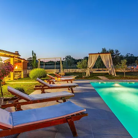 3 Bedroom Lovely Home In Sisan Holiday home *