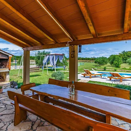 3 Bedroom Lovely Home In Sisan *
