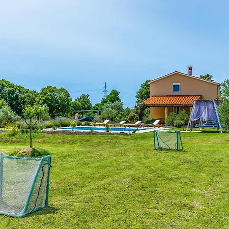 3 Bedroom Lovely Home In Sisan Holiday home *