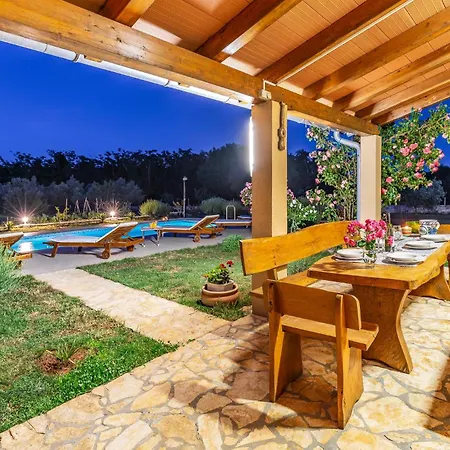 3 Bedroom Lovely Home In Sisan Sisan