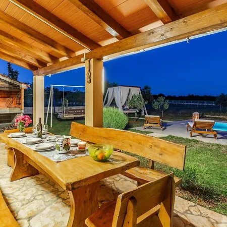 3 Bedroom Lovely Home In Sisan * Sisan