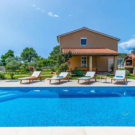 Holiday home 3 Bedroom Lovely Home In Sisan Sisan