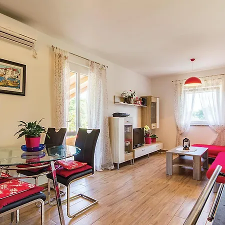 3 Bedroom Lovely Home In Sisan